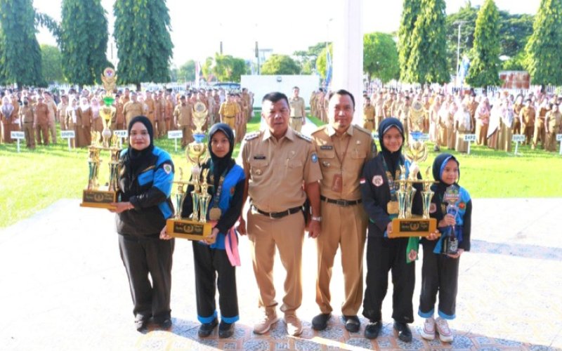 SANG JUARA. Bupati Bulukumba, Andi Muchtar Ali Yusuf, bersama pesilat Perguruan Silat Jejak Agung Cinta Damai Bulukumba, yang baru saja meraih Juara Umum I Kejuaraan Nasional Pencak Silat Championship 2 2024 di sela-sela Apel Gabungan OPD di Halaman Kantor Bupati Bulukumba, Senin (8/7/2024). foto: istimewa