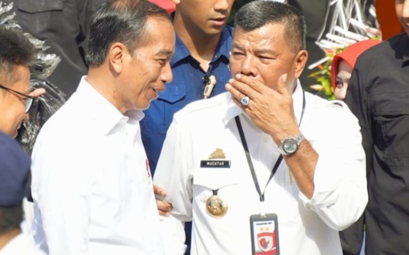 BERBISIK. Bupati Bulukumba Andi Muchtar Ali Yusuf berbisik kepada Presiden Joko Widodo di sela-sela agenda kunjungan kerja Presiden di Kabupaten Bulukumba, Sulsel, Jumat (5/7/2024). foto: istimewa