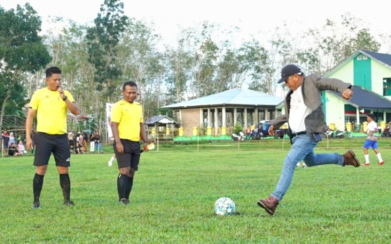PEMBUKAAN. Bupati Bulukumba, Andi Muchtar Ali Yusuf, membuka secara resmi turnamen sepak bola Bupati Cup III Bulukumba 2024 untuk zona Kecamatan Bulukumpa, Minggu (28/7/2024). foto: istimewa