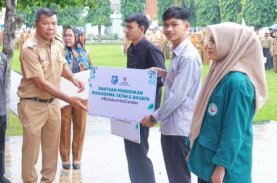 Andi Utta Lepas 20 Mahasiswa Duafa Program Beasiswa KIP 2024
