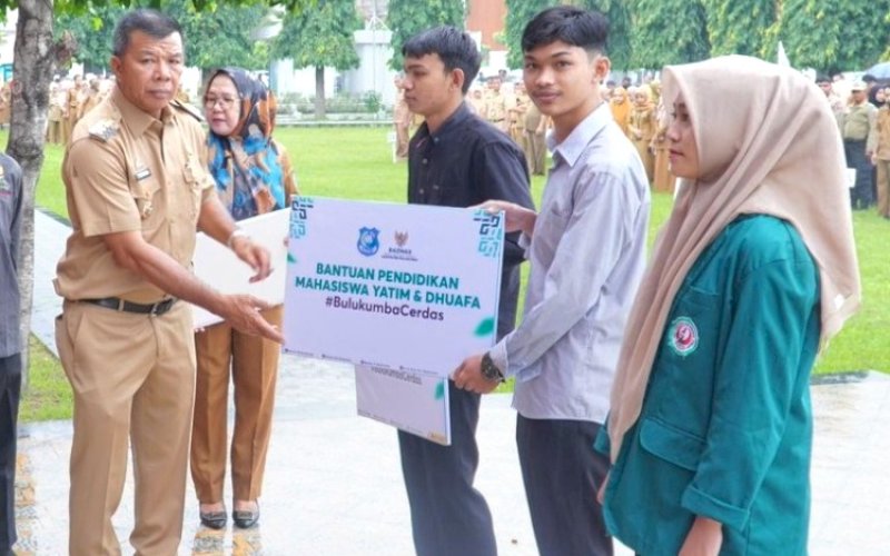 PELEPASAN. Bupati Bulukumba, Andi Muchtar Ali Yusuf, melepas Mahasiswa Duafa Program Kartu Indonesia Pintar (KIP) 2024 di sela-sela Apel Gabungan OPD Lingkup Pemkab Bulukumba di halaman Kantor Bupati Bulukumba, Senin (15/7/2024). foto: istimewa