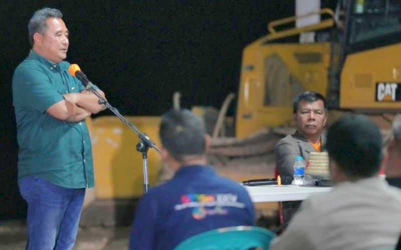 KUNJUNGAN KERJA. Pj Gubernur Sulbar, Bahtiar Baharuddin, memboyong sejumlah OPD Pemprov Sulbar ke Bulukumba, Selasa (30/7/2024). Bupati Bulukumba, Andi Muchtar Ali Yusuf, menerima langsung kunjungan kerja ini. foto: istimewa