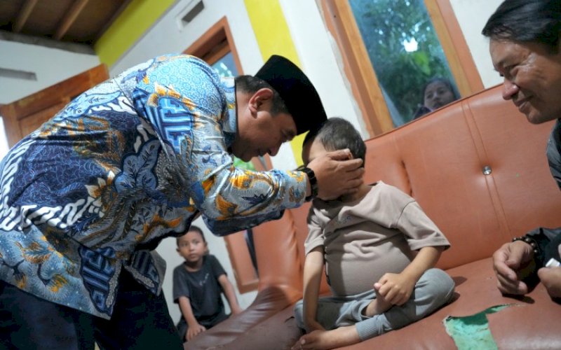 PEDULI. Pj Gubernur Sulbar, Bahtiar Baharuddin, menyapa Athala Dwi Putra di kediamannya, Desa Tangnga-tangnga, Kecamatan Tinambung, Kabupaten Polewali Mandar, Sulbar, Jumat (19/7/2024). foto: istimewa