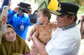 Pj Gubernur Sulbar Serahkan Vaksin Polio di Aralle