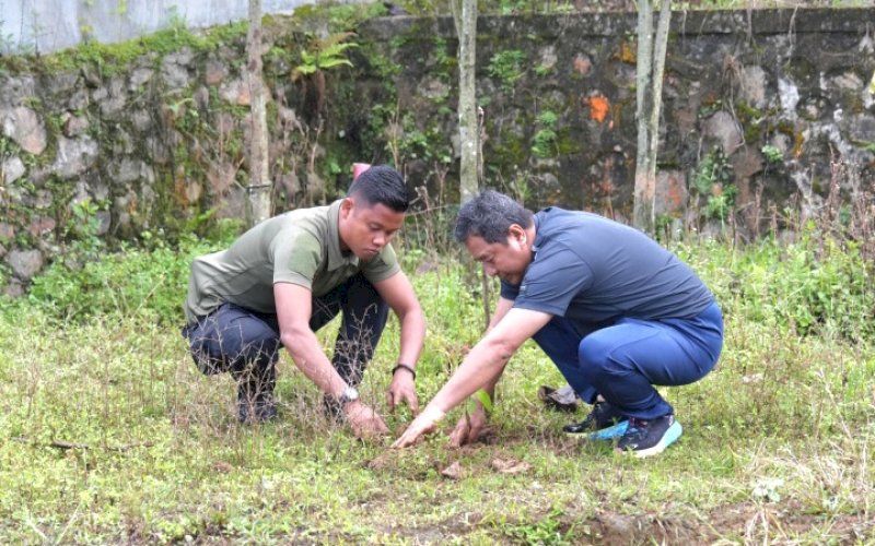 TANAM POHON. Gubernur Sulbar, Bahtiar Baharuddin, menuju kecamatan Aralle, Kabupaten Mamasa. foto: istimewa