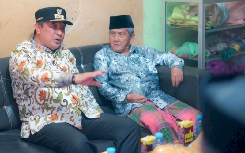 PERTEMUAN. Pj Gubernur Sulbar, Bahtiar Baharuddin, menemui pemangku adat Tomakaka Botteng di Desa Botteng, Kecamatan Simboro, Kabupaten Mamuju, Sulbar, Kamis (25/7/2024). foto: istimewa