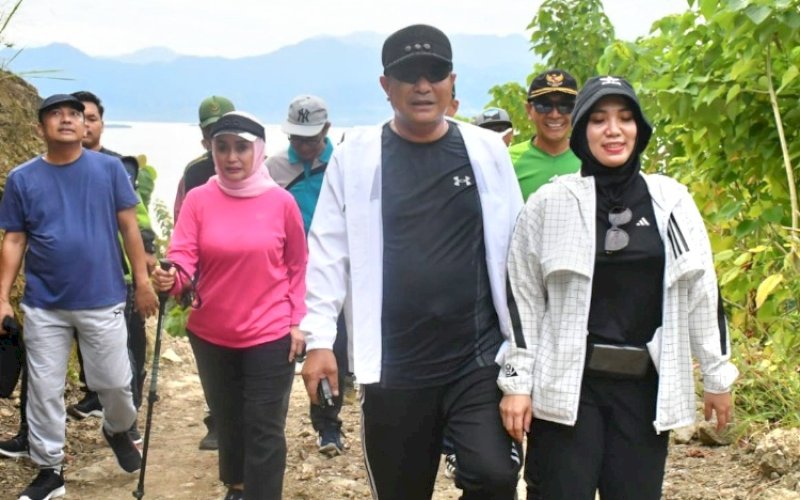 HIKING. Pj Gubernur Bahtiar Baharuddin didampingi Pj Ketua TP PKK Sulbar Sofha Marwah Bahtiar, Kapolda Sulbar Irjen Pol Adang Ginanjar, dan rombongan saat menapaki puncak Sukun Bhayangkara 78 di Gunung Bulutakkang, Kelurahan Rangas, Kecamatan Simboro, Mamuju, Sulbar, Sabtu (12/7/2024). foto: istimewa