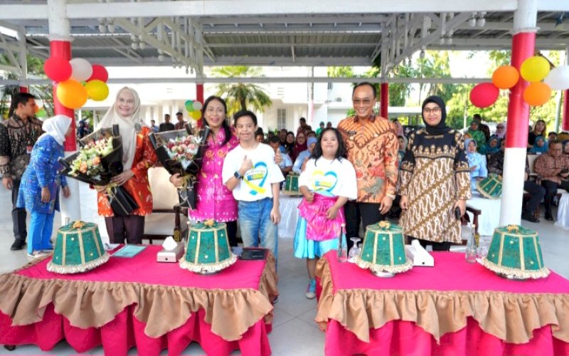 HARI ANAK. Menteri PPPA RI, Bintang Puspayoga, Pj Gubernur Sulsel Zudan Arif Fakrulloh, dan Pj Ketua Tim Penggerak PKK Sulsel Ninuk Triyanti Zudan menghadiri peringatan Hari Anak Nasional Tingkat Provinsi Sulsel, yang dipusatkan di Lapangan Upacara Rumah Jabatan Gubernur Sulsel, Minggu (28/7/2024). foto: istimewa