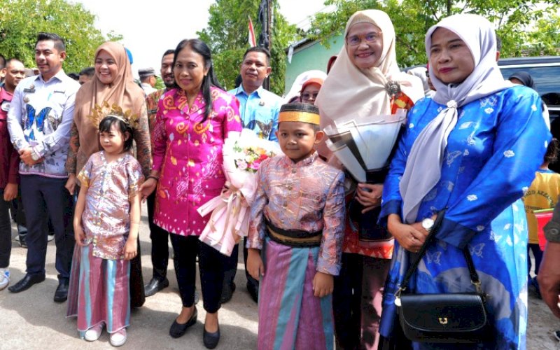 KUNJUNGAN KERJA. Menteri PPPA Bintang Puspayoga didampingi Ketua Tim Penggerak PKK Sulsel Ninuk Triyanti Zudan melakukan kunjungan kerjanya ke Kabupaten Maros, Minggu (28/7/2024). foto: istimewa