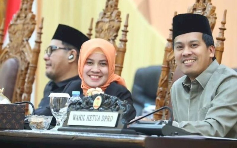 RAPAT PARIPURNA. DPRD Kota Kota Makassar menggelar rapat paripurna dengan agenda mendengar tanggapan Wali Kota Makassar terhadap Pandangan Umum Fraksi-fraksi atas Ranperda Pertanggungjawaban Pelaksanaan APBD 2023, Sabtu (22/6/2024) malam. foto: istimewa