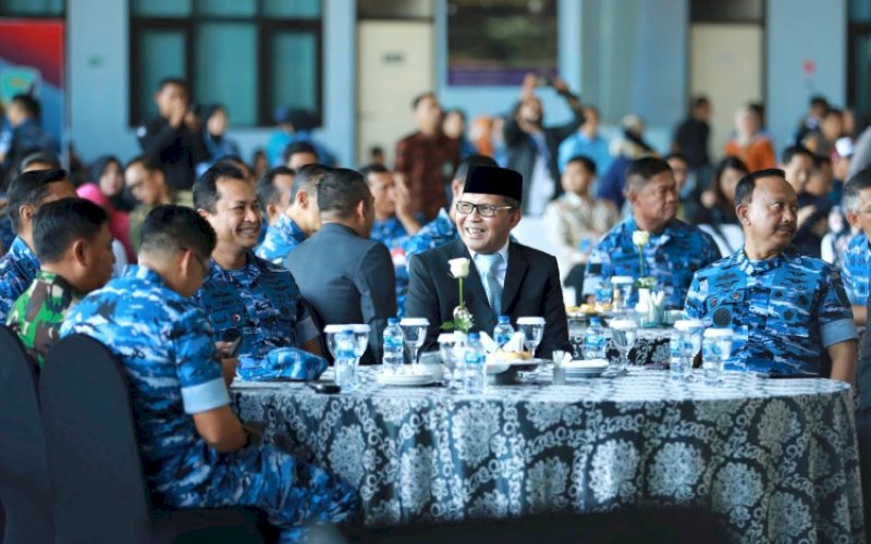 PERESMIAN. Wali Kota Makassar Moh Ramdhan Pomanto menghadiri peresmian Karya Bakti TNI Angkatan Udara yang dilakukan KSAU Marsekal TNI Mohamad Tonny Harjono di Hanggar Skadron Udara 33 Lanud Sultan Hasanuddin, Sabtu (20/7/2024). foto: istimewa