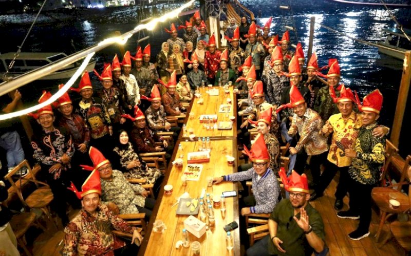 BERLAYAR. Wali Kota Makassar, Moh Ramdhan Pomanto, mengajak tamu F8 Makassar menikmati sunset dari atas Kapal Pinisi pada pembukaan F8 Makassar, Rabu (24/7/2024). foto: istimewa