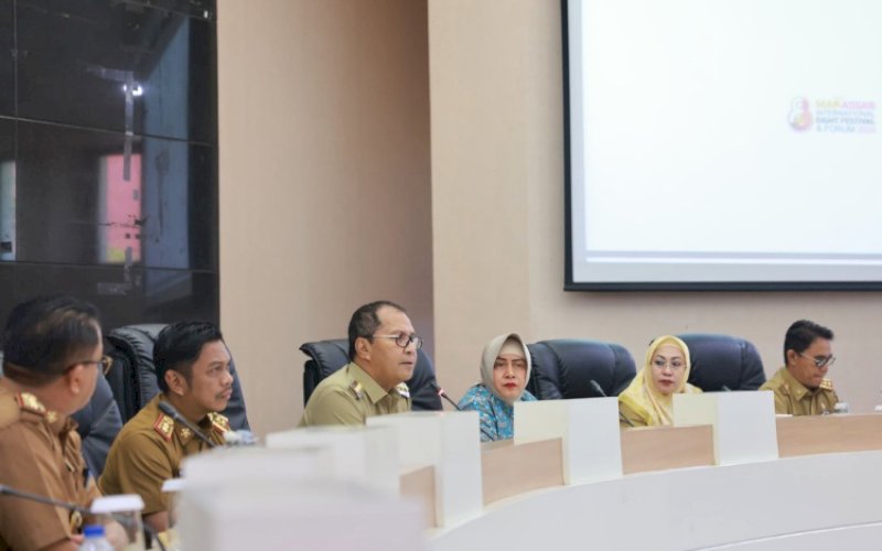 RAKOR. Wali Kota Makassar, Moh Ramdhan Pomanto, memimpin rapat koordinasi dan finalisasi untuk menyukseskan Makassar Eight Festival & Forum 2024 di Balai Kota Makassar, Selasa (23/7/2024). foto: istimewa