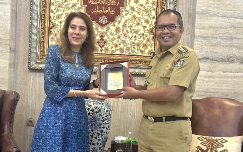 PERTEMUAN. Wali Kota Makassar Moh Ramdhan Pomanto menerima United Nation Resident Coordinator untuk Indonesia atau Kepala Perwakilan PBB di Indonesia Gita Sabharwal di kediamannya, Jl Amirullah, Senin (29/7/2024). foto: istimewa