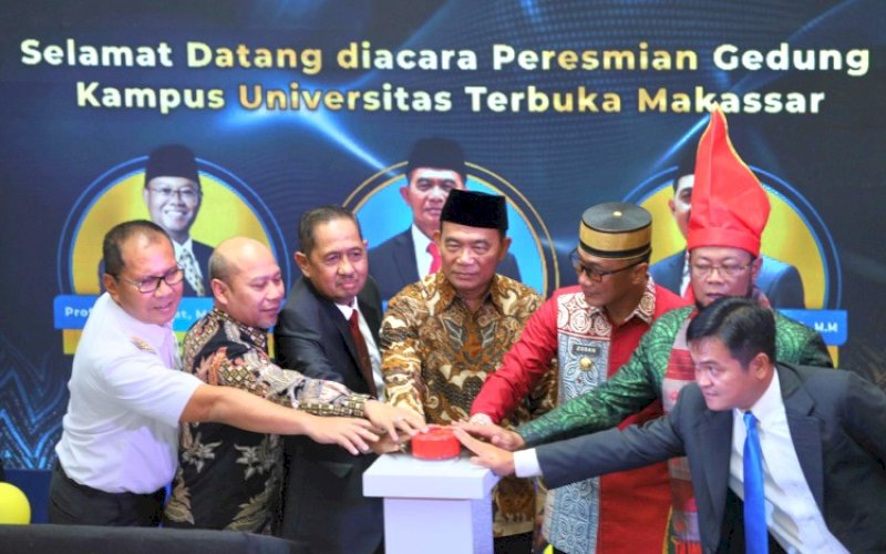 PERESMIAN. Menko PMK, Muhadjir Effendy, meresmikan gedung baru Universitas Terbuka Makassar di Jl Perintis Kemerdekaan KM 19, Kota Makassar, Rabu (10/7/2024). Turut hadir Wali Kota Makassar, Moh Ramdhan Pomanto. foto: istimewa