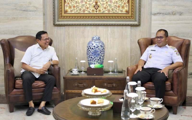 PERTEMUAN. Kota Makassar Moh Ramdhan Pomanto menerima Dekan Fakultas Teknik Unhas Muhammad Isran Ramli saat menyambangi Kediaman Wali Kota Makassar di Jl Amirullah, Kota Makassar, Rabu (10/7/2024) malam. foto: istimewa