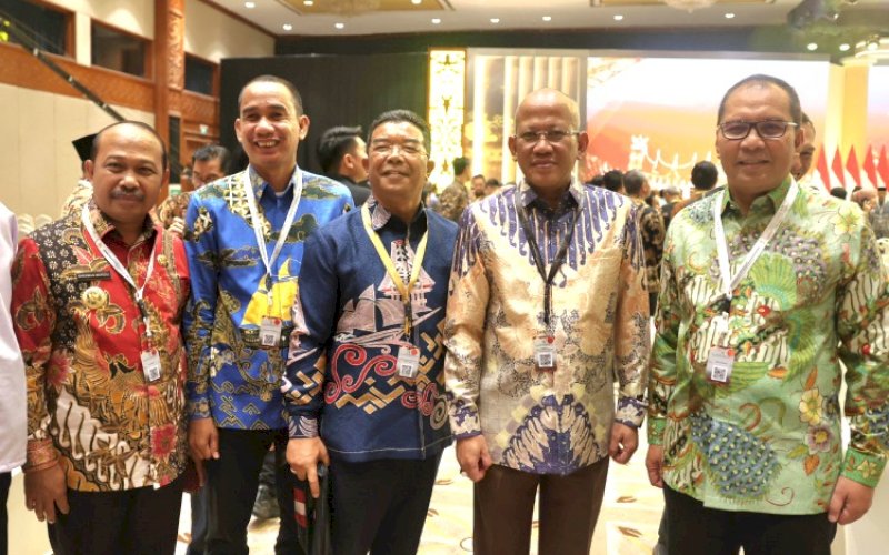 PENYAMPAIAN LHP LKPP. Wali Kota Makassar, Moh Ramdhan Pomanto (kanan) menghadiri Penyampaian Laporan Hasil Pemeriksaan atas Laporan Keuangan Pemerintah Pusat (LHP LKPP) Tahun 2023 dan Ikhtisar Hasil Pemeriksaan Semester (IHPS) II Tahun 2023 di Jakarta Convention Center, Senin (8/7/2024). foto: istimewa