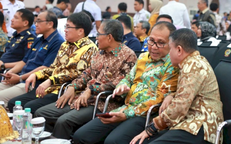 RAKOR APIP. Wali Kota Makassar, Moh Ramdhan Pomanto, menghadiri dan ikut berkomitmen pada Rapat Koordinasi Kepala Daerah dalam Rangka Penguatan Peranan Aparat Pengawas Internal Pemerintah atau APIP untuk Pencegahan Korupsi, yang dilaksanakan KPK RI di Ruang Pola Kantor Gubernur Sulsel, Rabu (17/7/2024). foto: istimewa