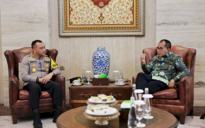 PERTEMUAN. Wali Kota Makassar Moh Ramdhan Pomanto menerima silaturahmi Kapolres Pelabuhan yang baru AKBP Restu Wijayanto di kediamannya, Sabtu (13/7/2024). foto: istimewa