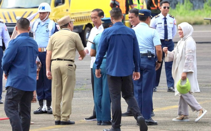 SALAMAN. Wali Kota Makassar Moh Ramdhan Pomanto menyalami Presiden RI Joko Widodo saat penjemputan di Pangkalan TNI AU Sultan Hasanuddin, Kabupaten Maros, Kamis (4/7/2024). foto: istimewa