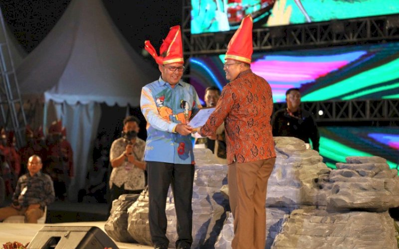 SAMBUTAN. Wali Kota Makassar Moh Ramdhan Pomanto menyambut Staf Ahli Menteri Bidang Inovasi dan Kreativitas Kemenparekraf RI Restog Krisna Kisuma pada acara Opening Ceremony F8 Makassar.2024 di Tugu MNEK Pantai Losari Makassar, Rabu (24/7/2024) malam. foto: istimewa