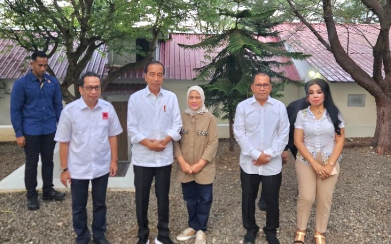 PERTEMUAN. Wali Kota Makassar Moh Ramdhan Pomanto bersama Projo Sulsel melakukan pertemuan dengan Presiden Indonesia Joko Widodo yang didampingi Ibu Negara Iriana di sela-sela kunjungan kerjanya di Kabupaten Bulukumba, Sulsel, Jumat (5/7/2024) pagi. foto: istimewa