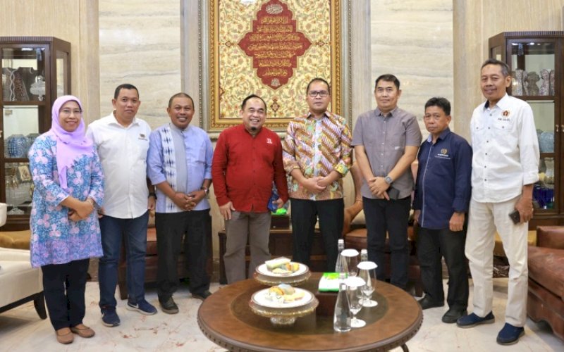 PERTEMUAN. Wali Kota Makassar, Moh Ramdhan Pomanto, menerima pengurus Persatuan Wartawan Indonesia (PWI) Sulsel yang akan berlaga di Porwanas XIV 2024 di Banjarmasin, Kalsel, di kediamannya, Kamis (11/7/2024) malam. foto: istimewa