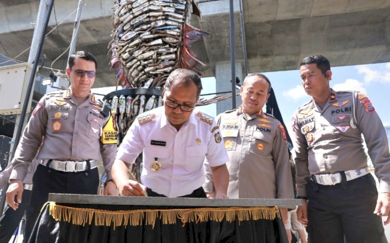 PERESMIAN. Wali Kota Makassar Moh Ramdhan Pomanto bersama Kapolrestabes Makassar Kombespol Mokhamad Ngajib meresmikan Tugu Ikan Knalpot Brong di Flyover, Jl AP Pettarani, Kota Makassar, Rabu (31/7/2024). foto: istimewa