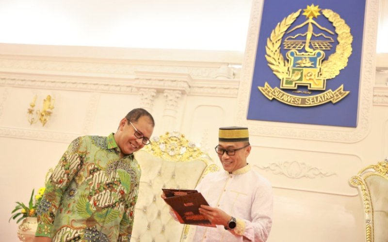 UNDANGAN. Wali Kota Makassar Moh Ramdhan Pomanto mengantar undangan resmi F8 Makassar kepada Pj Gubernur Sulsel Zudan Arif Fakrulloh di Rujab Gubernur Sulsel, Minggu (21/7/2024). foto: istimewa