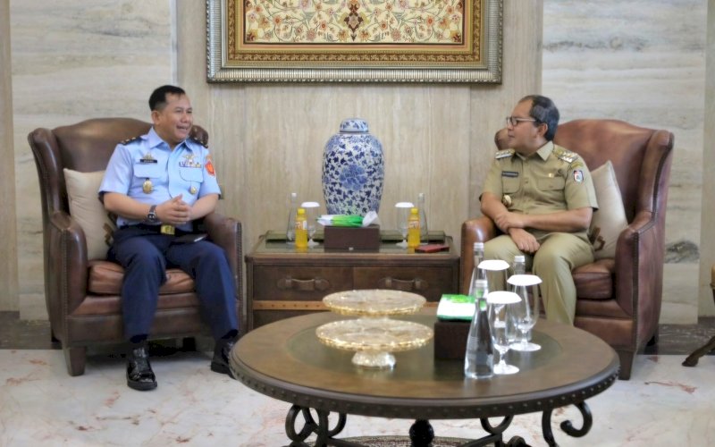 PERTEMUAN. Wali Kota Makassar Moh Ramdhan Pomanto menerima kunjungan Direktur Jenderal Badan Peradilan Militer dan Tata Usaha Negara (Dirjen Badilmiltun) Mahkamah Agung Marsma TNI Yuwono Agung Nugroho, di Jl Amirullah, Kota Makassar, Selasa (2/7/2024). foto: istimewa