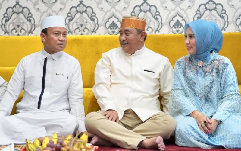 HAUL AKBAR. Pj Gubernur Sulbar Bahtiar Baharuddin bersama Pj Ketua TP PKK Sulbar Sofha Marwah Bahtiar dan Ustaz Das'ad Latif menghadiri Haul Akbar Ke-23 dan Ke-37, H Muhajir Bin H Subuh dan Hj Nohim Binti H Neman di Ponpes Nurusalam Sawangan, Kota Depok, Jabar, Sabtu (27/7/2024). foto: istimewa