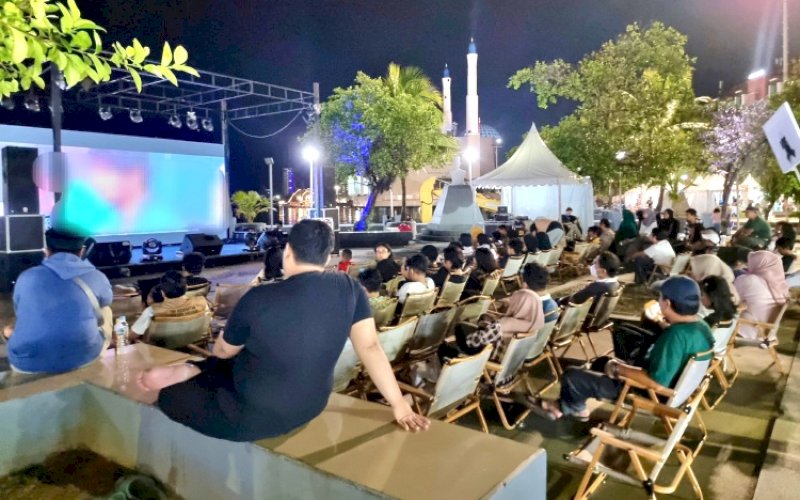 NONTON BARENG. Suasana nonton bareng di Zona 2 F8 Makassar melengkapi momentum bermalam minggu Warga Kota Makassar, Sabtu (27/7/2024). foto: istimewa