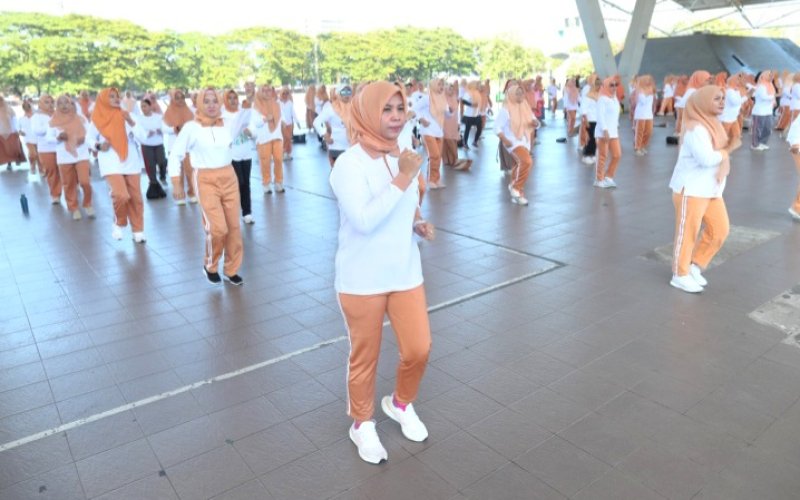 SENAM BERSAMA. Pj Ketua DWP Kota Makassar, Fadliah Firman, memimpin senam sehat di Lapangan Karebosi Makassar, Rabu, (31/7/2024). foto: istimewa