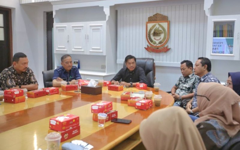 FGD. Pj Sekda Kota Makassar, Firman Hamid Pagarra, memimpin Focus Grup Discussion (FGD) yang digelar Dinas Ketahangan Pangan Kota Makassar di Ruang Rapat Sekda, Balai Kota Makassar, Jumat (26/7/2024). foto: istimewa