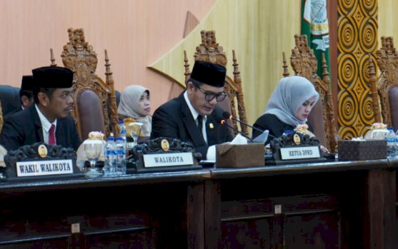 RAPAT PARIPURNA. Pj Sekda Kota Makassar, Firman Hamid Pagarra (kiri), menghadiri rapat paripurna pengesahan Rancangan Peraturan Daerah (Ranperda) Kota Layak Anak (KLA), Selasa (30/4/2024). foto: istimewa