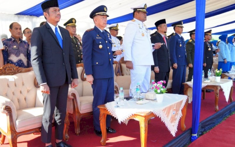 PELANTIKAN. Pj Sekda Kota Makassar, Firman Hamid Pagarra, menghadiri upacara pelantikan dan penyumpahan siswa Pendidikan Pertama Tantama PK TNI AL angkatan XLIV Gelombang I 2024 di Lapangan Upacara Mako Satdik-2 Kodiklatal, Jumat (12/7/2024). foto: istimewa