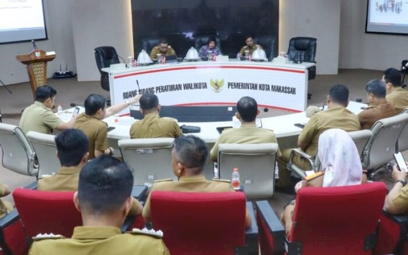 RAKOR. Pj Sekda Kota Makassar, Firman Hamid Pagarra, memimpin Rapat Koordinasi (Rakor) Percepatan Penurunan Angka Stunting 2024 di Ruang Sipakalebbi, Senin (5/2/2024). foto: istimewa