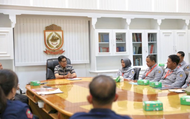 PERTEMUAN. Pj Sekda Kota Makassar, Firman Hamid Pagarra, menerima kunjungan rombongan PKA KMP LAN RI di Ruang Rapat Sekda Balai Kota Makassar, Jumat (5/7/2024). foto: istimewa
