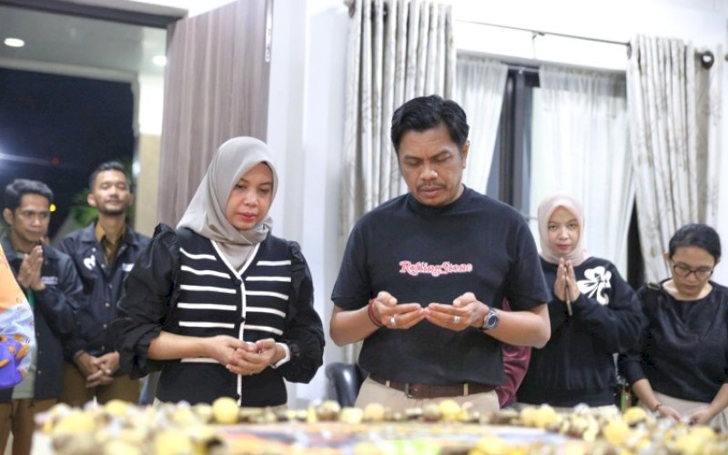 ULTAH. Pj Sekda Kota Makassar, Firman Hamid Pagarra, memanjatkan doa pada perayaan ulang tahunnya ke-43 di Rumah Jabatan Sekda, Jl Sam Ratulangi, tepat pukul 00.00 WITA, Selasa (2/7/2024). foto: istimewa