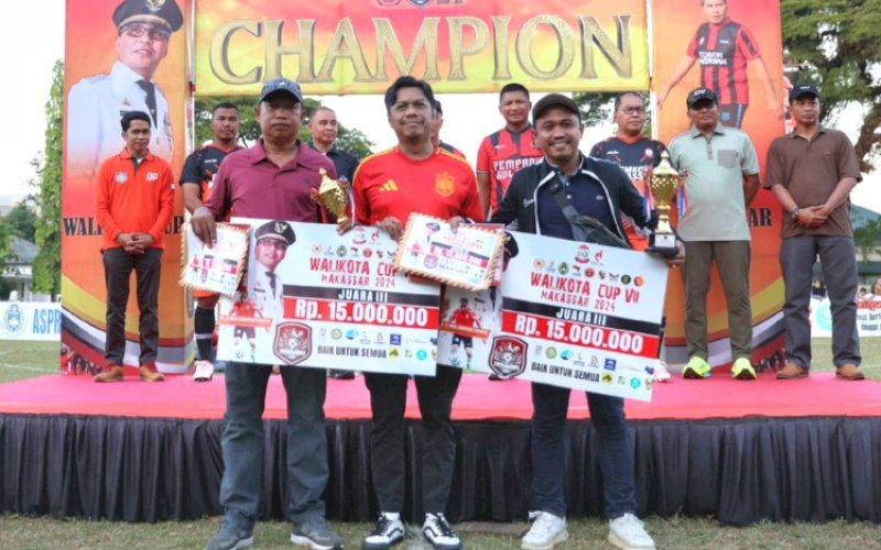 JUARA. Pj Sekda Kota Makassar, Firman Hamid Pagarra, menyerahkan hadiah kepada tim juara III Wali Kota Cup VII 2024 Makassar di Lapangan Hasanuddin Makassar, Minggu (14/7/2024). foto: istimewa