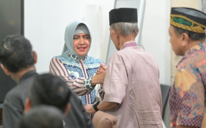 SILATURAHMI. Keluarga Besar Alumni SMP Perguruan Islam (Pergis) Datu Museng bersilaturahmi dengan Indira Jusuf Ismail di kediaman pribadinya, Jl Amirullah, Kota Makassar, Jumat (19/7/2024). foto: istimewa