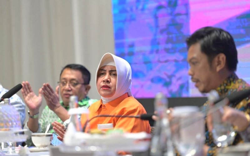 PIMPIN RAPAT. Ketua Tim Penggerak PKK Kota Makassar Indira Jusuf Ismail didampingi Pj Sekda Kota Makassar Firman Hamid Pagarra memimpin rapat persiapan untuk menghadapi penilaian Lomba Kelurahan Terpadu 2024 tingkat nasional di Aula Kediaman Pribadinya, Kamis (11/7/2024) malam. foto: istimewa