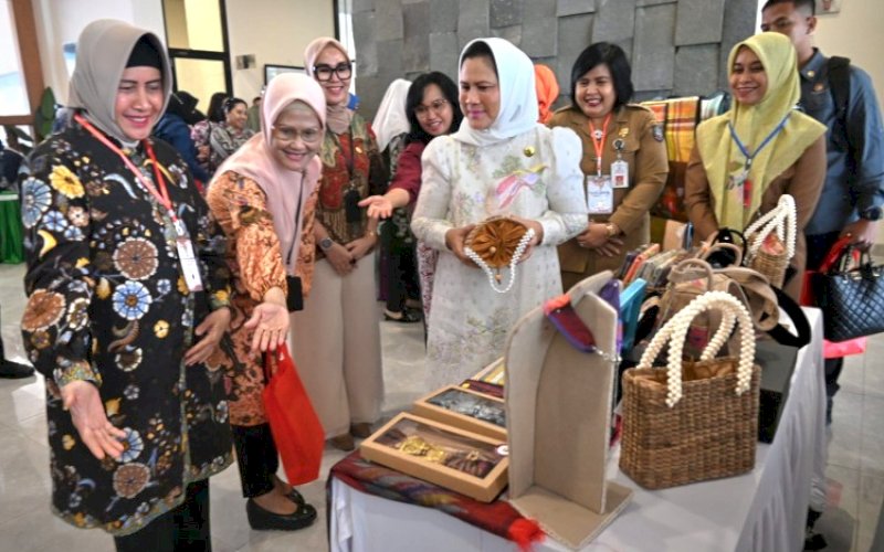 PROMOSI. Ketua TP PKK Kota Makassar, Indira Jusuf Ismail, memperkenalkan produk-produk unggulan UMKM Kota Makassar di hadapan Ibu Negara Iriana Joko Widodo dan Ibu Wakil Presiden Wury Ma'ruf Amin, Senin (22/7/2024). foto: istimewa