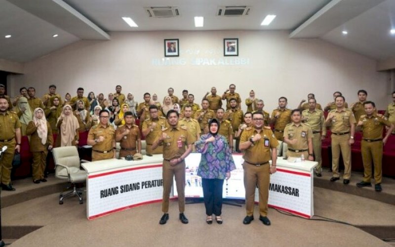 RAKOR. Ketua TP PKK Kota Makassar, Indira Jusuf Ismail menghadiri Rapat Koordinasi (Rakor) Percepatan Penurunan Angka Stunting 2024 di Ruang Sipakalebbi, Senin (5/2/2024). foto: istimewa