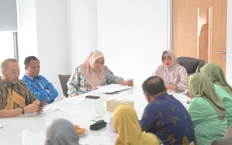 RAKOR. Ketua TP PKK Kota Makassar, Indira Jusuf Ismail, memimpin rapat koordinasi bersama Kepala OPD Pemkot Makassar di Kantor TP PKK Kota Makassar, Kamis (25/7/2024). foto: istimewa