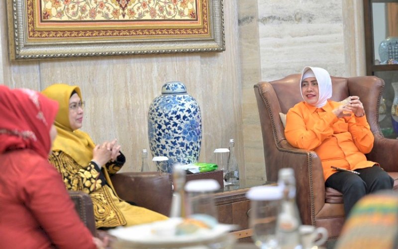 PERTEMUAN. Putri Wakil Presiden RI, Ma&rsquo;ruf Amin, Siti Nur Azizah Ma'ruf, berkunjung ke kediaman pribadi Ketua TP PKK Kota Makassar, Indira Jusuf Ismail, di Jl Amirullah, Kota Makassar, Kamis (11/7/2024). foto: istimewa