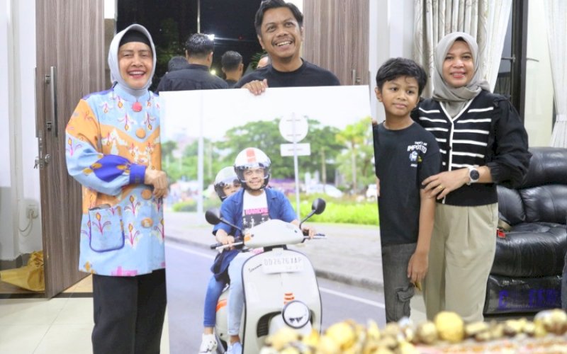 ULTAH. Ketua TP PKK Kota Makassar Indira Jusuf Ismail menghadiri syukuran ultah Pj Sekda Kota Makassar Firman Hamid Pagarra, yang ke-43 di Rujab Sekda Kota Makassar, Selasa (2/7/2024) dini hari. foto: istimewa