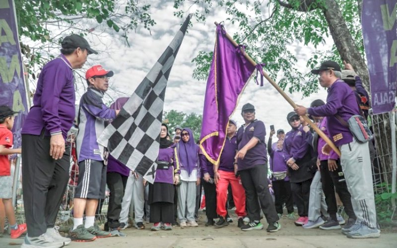 JALAN SANTAI. Ratusan warga Himpunan Keluarga Massenrempulu (HIKMA) mengikuti jalan santai di Lapangan Bitoa, Kecamatan Manggala, Kota Makassar, Minggu (21/7/2024). foto: istimewa