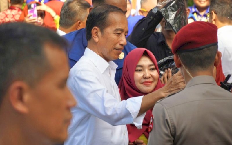 SAMBUTAN. Presiden Joko Widodo menyapa warga saat melakukan kunjungan ke Pasar Cekkeng, Kabupaten Bulukumba, Jumat (5/7/2024). foto: istimewa