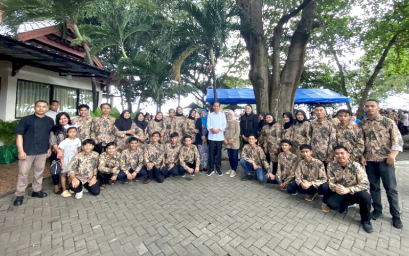 FOTO BERSAMA. Presiden Joko Widodo didampingi Ibu Negara Iriana Joko Widodofoto bersama dengan karyawan RM Aroma Laut Bantaeng, Kabupaten Bantaeng, Sulsel, Jumat (5/7/2024). foto: istimewa
